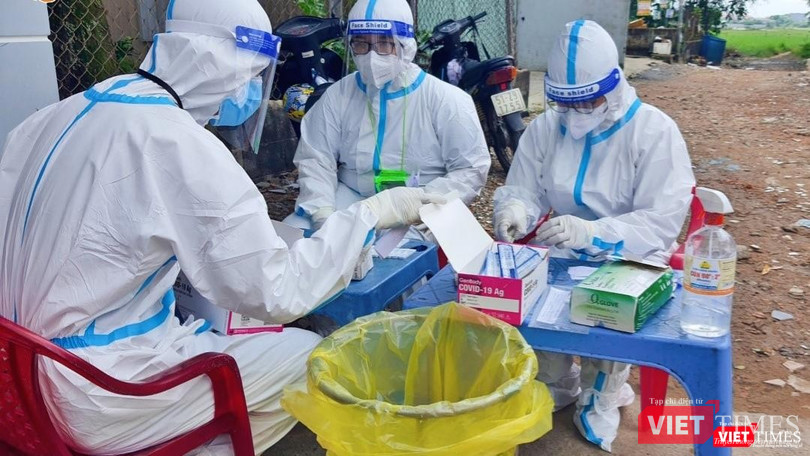 Lấy mẫu xét nghiệm COVID-19 trong khu dân cư. Ảnh: HCDC