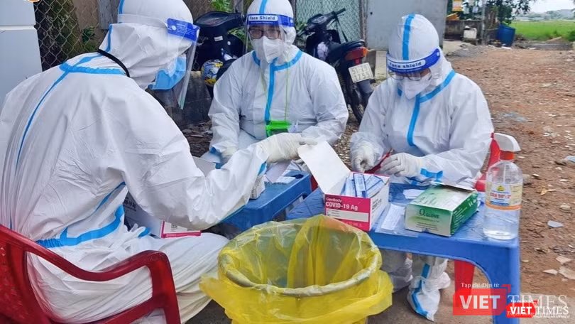 Lấy mẫu xét nghiệm COVID-19 trong khu dân cư. Ảnh: HCDC
