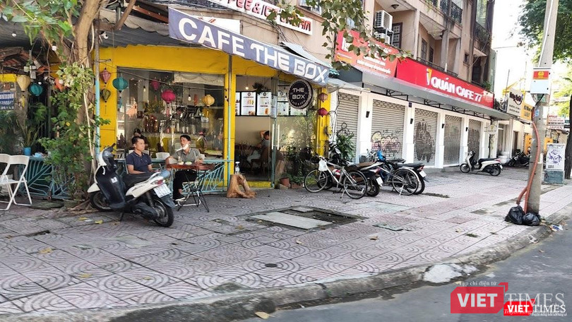 Cà phê vỉa hè, ngoài trời được lựa chọn là điểm đến khi mở cửa trở lại. Ảnh: Hoà Bình