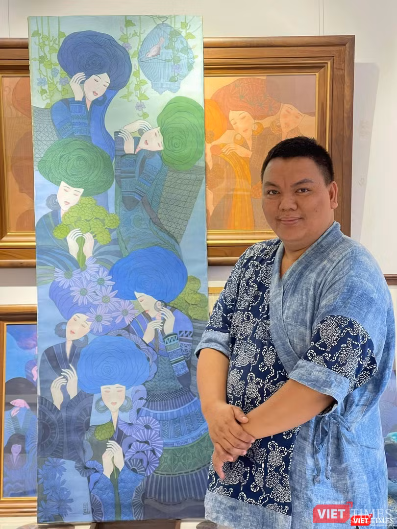 Hà Hùng Dũng và bức tranh gốc đang lưu giữ tại Cọ Gallery TP.HCM