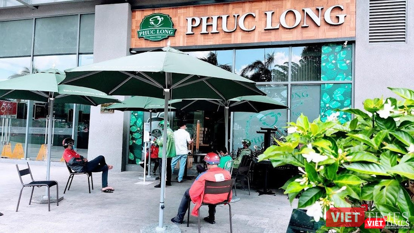 Các chủ nhà hàng, quán cà phê ở TP.HCM mong được bán tại chỗ trở lại. Ảnh: Hoà Bình