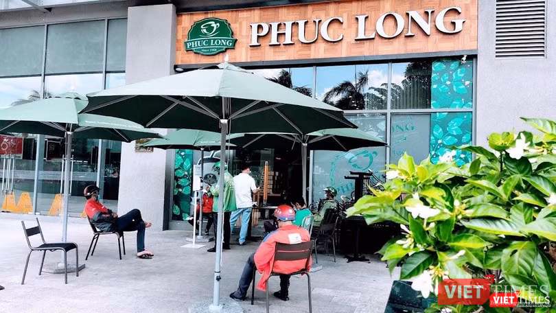 Các chủ nhà hàng, quán cà phê ở TP.HCM mong được bán tại chỗ trở lại. Ảnh: Hoà Bình