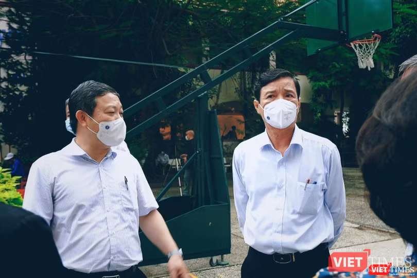 Ông Dương Anh Đức, Phó Chủ tịch UBND thành phố (bên trái) và ông Nguyễn Hữu Hưng, Phó Giám đốc Sở Y tế (bên phải) đến chỉ đạo trực tiếp tại điểm tiêm Ông Dương Anh Đức, Phó Chủ tịch UBND thành phố (bên trái) và ông Nguyễn Hữu Hưng, Phó Giám đốc Sở Y tế (bên phải) đến chỉ đạo trực tiếp tại điểm tiêm