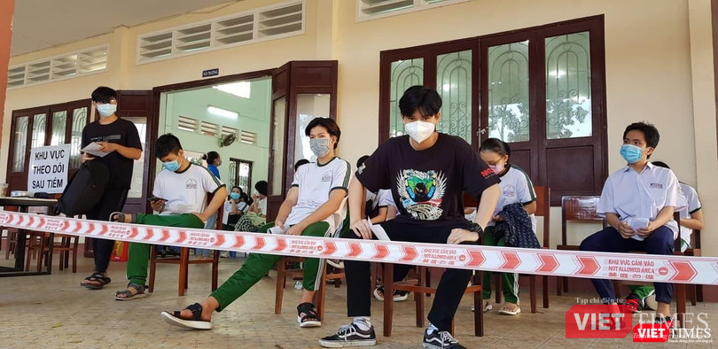 Học sinh từ 16-17 tuổi ở TP Thủ Đức đi tiêm ngừa COVID-19. Ảnh: Hoà Bình