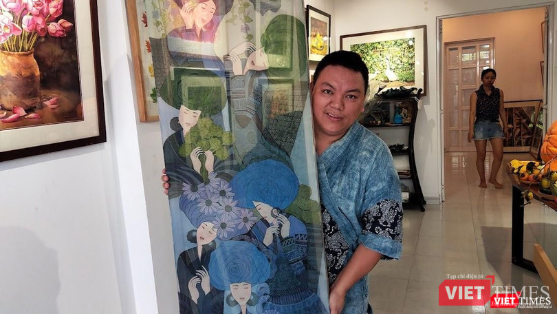 Hoạ sĩ Hà Hùng Dũng với bức tranh gốc ở Cọ Gallery TPHCM. Ảnh: Hoà Bình Hoạ sĩ Hà Hùng Dũng với bức tranh gốc ở Cọ Gallery TPHCM. Ảnh: Hoà Bình