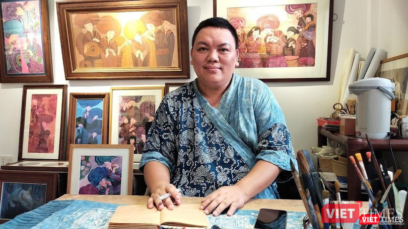 Hoạ sĩ Hà Hùng Dũng miệt mài trong Cọ Gallery. Ảnh: Hoà Bình Hoạ sĩ Hà Hùng Dũng miệt mài trong Cọ Gallery. Ảnh: Hoà Bình