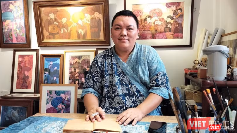 Hoạ sĩ Hà Hùng Dũng miệt mài trong Cọ Gallery. Ảnh: Hoà Bình