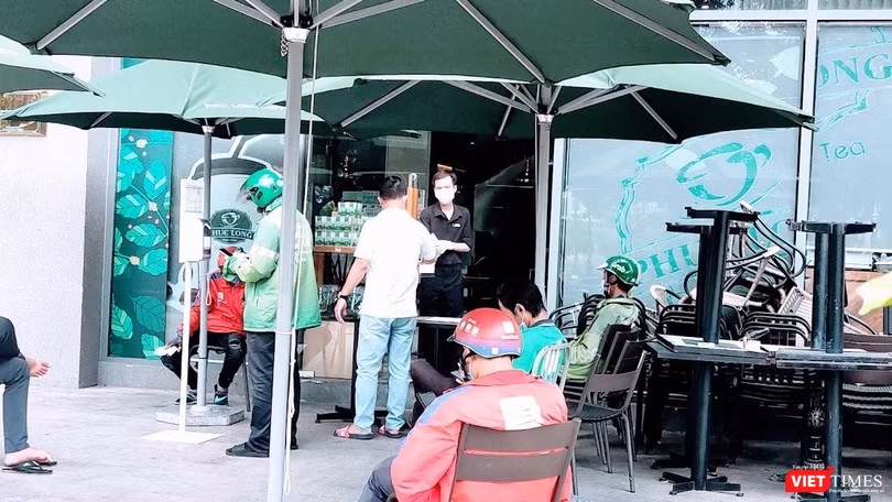 Bán hàng mang đi trong giai đoạn nới lỏng giãn cách ở TP.HCM. Ảnh: Hoà Bình