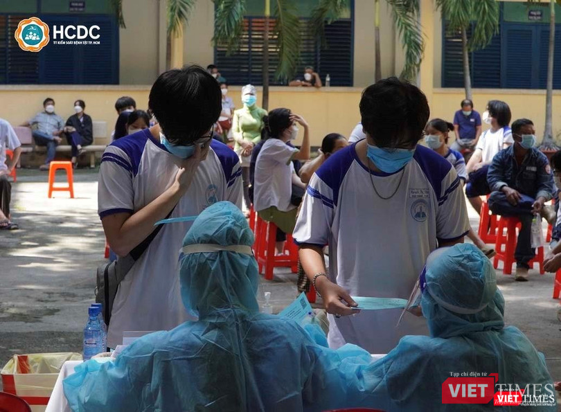 Học sinh đi tiêm ngừa COVID-19 ở TP.HCM
