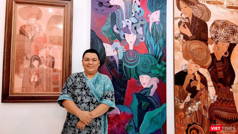 Hoạ sĩ Hà Hùng Dũng tại Cọ Gallery TP.HCM. Ảnh: Hoà Bình