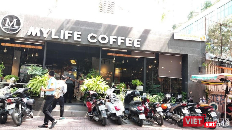 Một quán cà phê ở quận 3 đã mở cửa trở lại. Ảnh: Hoà Bình