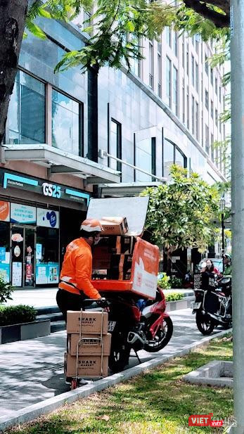 Bán lẻ là ngành hàng bị ảnh hưởng nhiều nhất vì dịch COVID-19. Ảnh: Hoà Bình