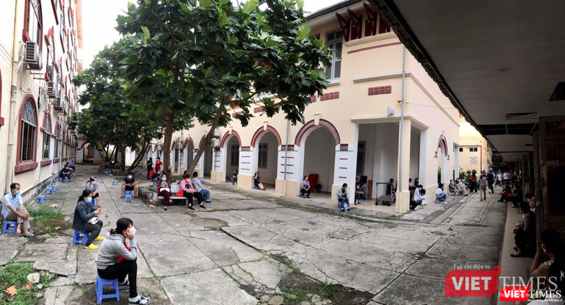 Giãn cách để phụ huynh chờ con tiêm ngừa COVID-19 tại một trường THPT. Ảnh: Hoà Bình