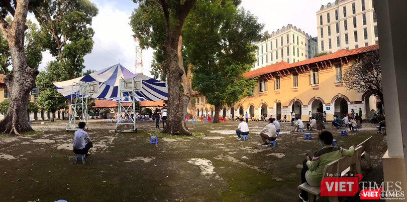 Phụ huynh được giãn cách và thực hiện 5K chờ con tiêm ngừa COVID-19 ở quận 3