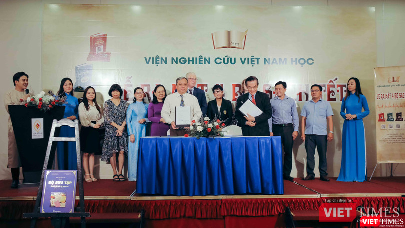 Ông Đỗ Việt Hà, Chủ tịch Liên hiệp các tổ chức hữu nghị TP. Hồ Chí Minh ký kết biên bản thỏa thuận hợp tác phát hành sách với PGS.TS Sử học Nguyễn Mạnh Hùng, Viện trưởng Viện nghiên cứu Việt Nam học
