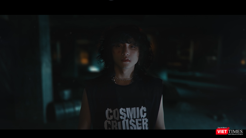 Cảnh cuối của MV là khoảnh khắc chàng trai tự kết liễu cuộc đời của mình bằng cách nhảy lầu - Ảnh chụp màn hình