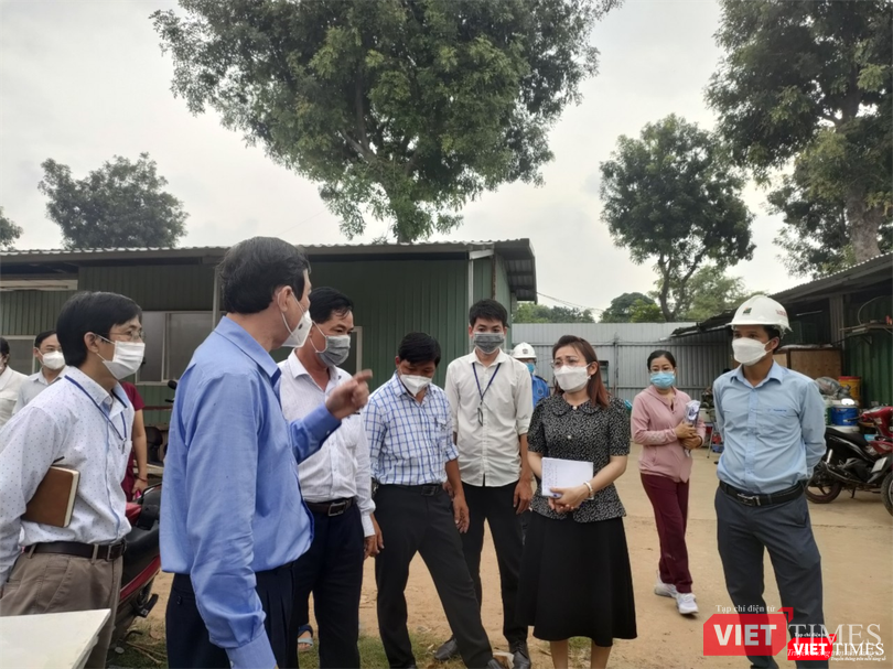 Đoàn kiểm tra trao đổi với chính quyền địa phương về biện pháp phòng SXHD