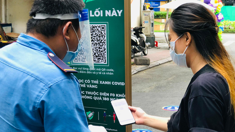 Quét mã QR khai báo y tế trước khi vào Đường sách TP.HCM. Ảnh: Hòa Bình