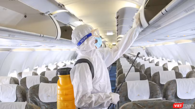 Khử trùng máy bay phòng chống nguy cơ lây nhiễm dịch bệnh do virus Corona gây ra tại Tân Sơn Nhất (Ảnh: Hoàng Triều)