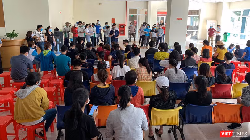 Tập huấn công tác đón người về cách ly tại Ký túc xá (KTX) ĐGQG TP.HCM (Ảnh: BQL KTX cung cấp) 