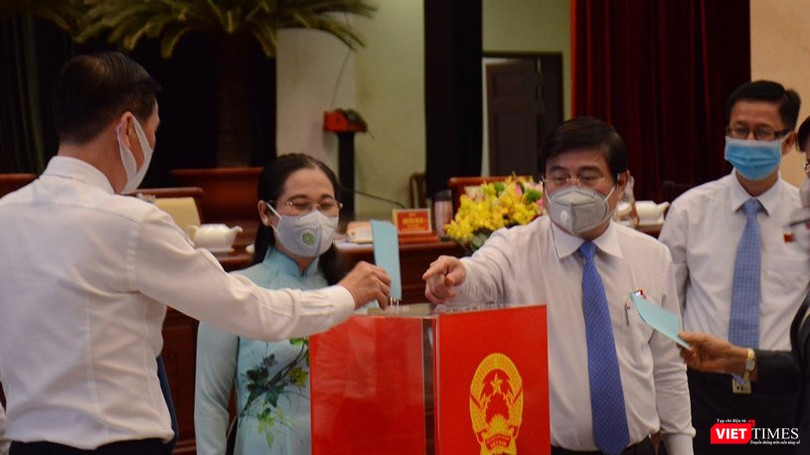 Đại biểu bỏ phiếu bầu bổ sung các chức danh (Ảnh: TTBC) 