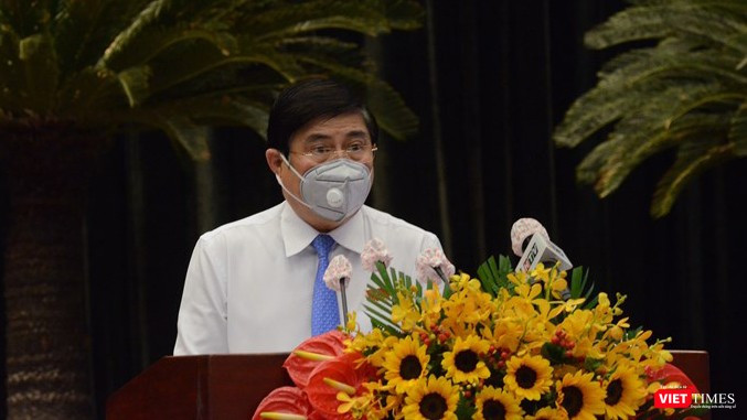 Chủ tịch UBND TP HCM Nguyễn Thành Phong phát biểu tại Kỳ họp bất thường (Ảnh: TTBC) 