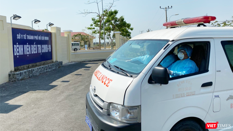 Đưa bệnh nhân đến BV Cần Giờ điều trị chuyên COVID-19 (Ảnh: HB) 