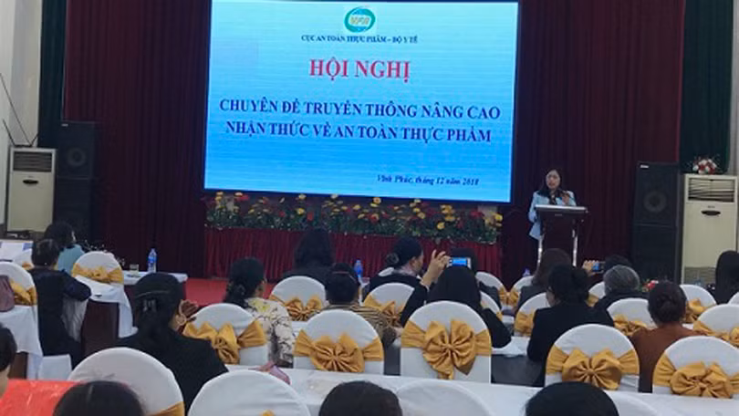Bà Nguyễn Thị Lệ Thủy, Phó Chủ tịch Hội liên hiệp phụ nữ tỉnh Vĩnh Phúc có bài phát biểu về "Phụ nữ với công tác bảo đảm ATTP tỉnh Vĩnh Phúc".