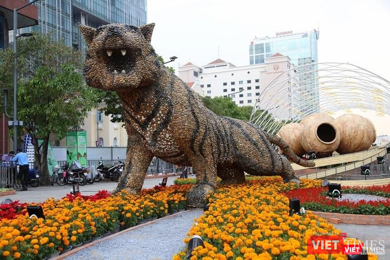 Linh vật hổ chính ở giữa Đường hoa Nguyễn Huệ cao 3,5m, dài 8m, trọng lượng gần 2 tấn Linh vật hổ chính ở giữa Đường hoa Nguyễn Huệ cao 3,5m, dài 8m, trọng lượng gần 2 tấn