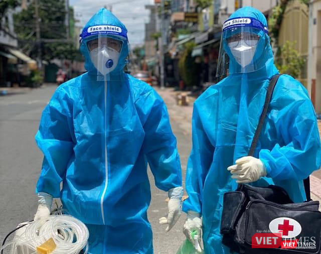 Nhân viên y tế mang thuốc và máy móc thiết bị đến chăm sóc F0 tại cộng đồng. Ảnh: HCDC