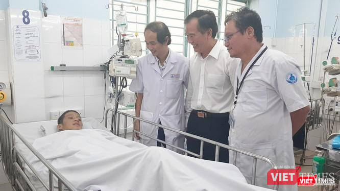 Bác sĩ Trương Hữu Khanh và các bác sĩ Bệnh viện Nhi Đồng 1 TP.HCM cứu sống bệnh nhân bị sốt xuất huyết Dengue nặng, suy đa cơ quan
