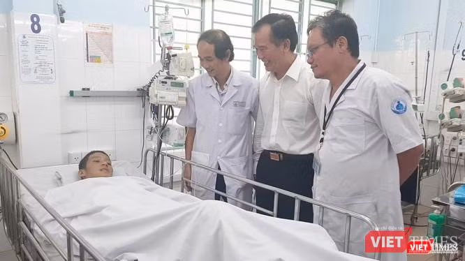 Bác sĩ Trương Hữu Khanh và các bác sĩ Bệnh viện Nhi Đồng 1 TP.HCM cứu sống bệnh nhân bị sốt xuất huyết Dengue nặng, suy đa cơ quan