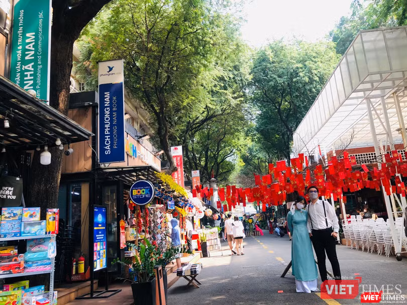 Người dân TP.HCM đón xuân Nhâm Dần trên Đường sách