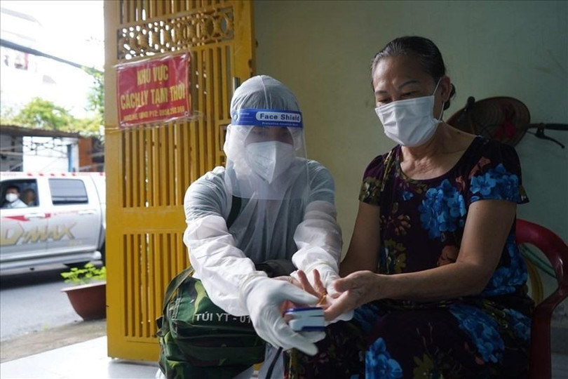 Bác sĩ tại Trạm y tế lưu động đến tận nhà F0. Ảnh- Anh Tú