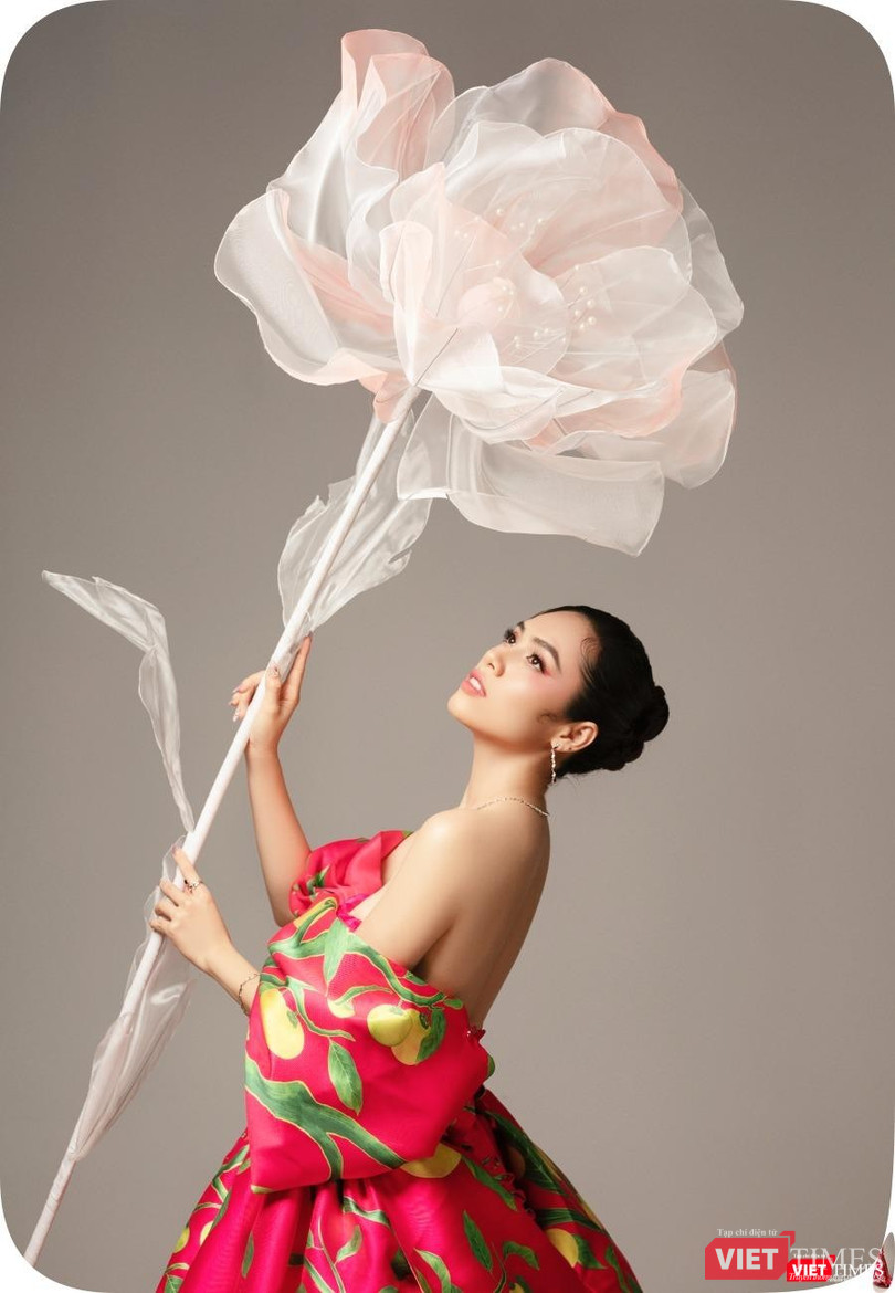 Đoá xuân thì tươi nở dưới ánh xuân hồng