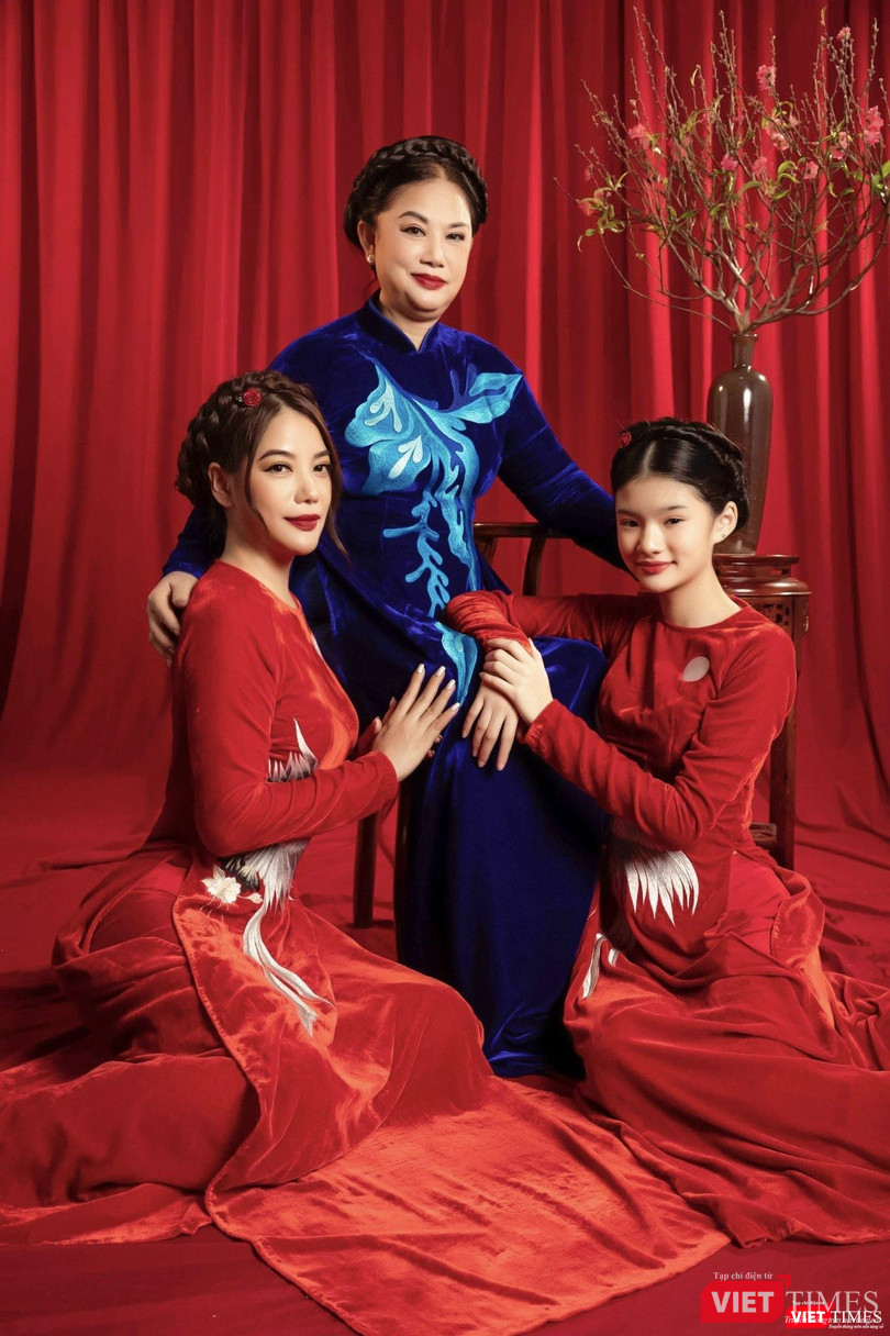 Trương Ngọc Ánh khoe dáng xuân bên mẹ ruột cùng ái nữ 14 tuổi