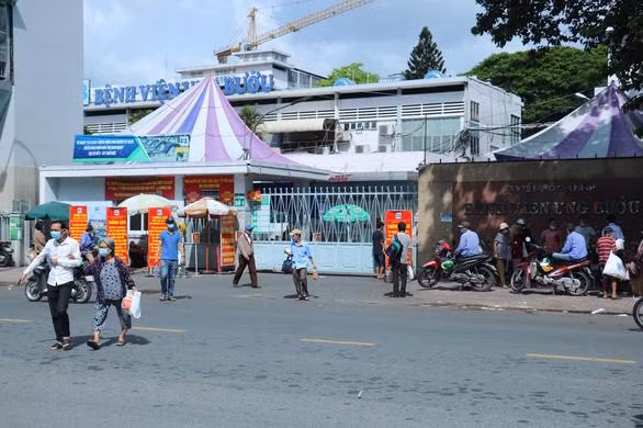 Bệnh viện Ung bướu cơ sở 1 (quận Bình Thạnh), nơi vừa xác định một số mẫu xét nghiệm dương tính với COVID-19 - Ảnh: Cẩm Nương Bệnh viện Ung bướu cơ sở 1 (quận Bình Thạnh), nơi vừa xác định một số mẫu xét nghiệm dương tính với COVID-19 - Ảnh: Cẩm Nương