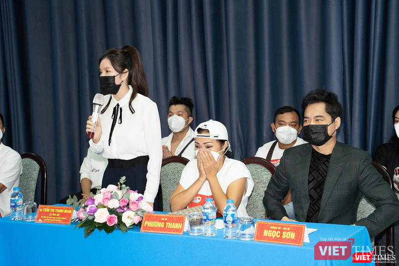 Phương Thanh không nén nổi xúc động tại buổi lễ