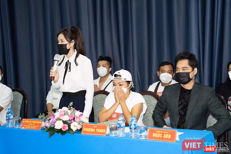 Phương Thanh không nén nổi xúc động tại buổi lễ Phương Thanh không nén nổi xúc động tại buổi lễ