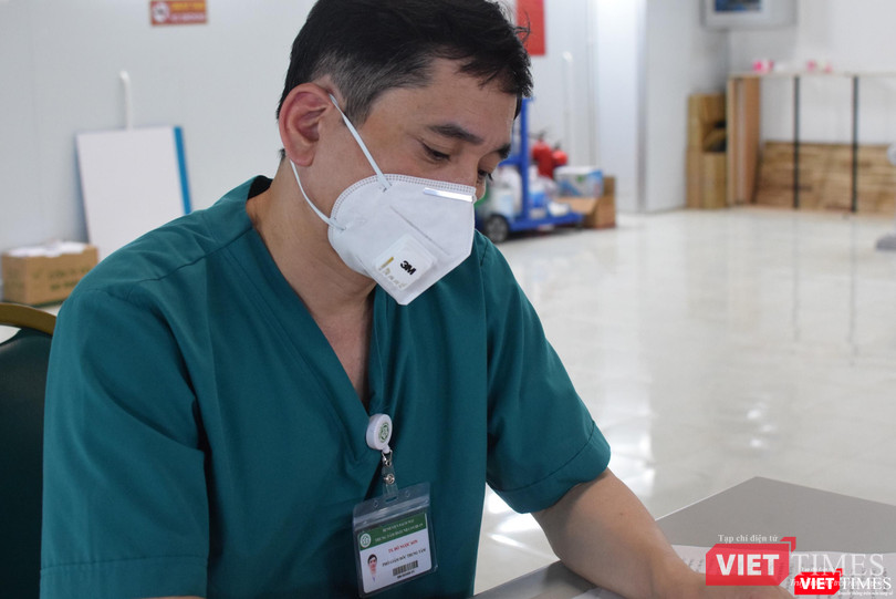 TS.BS. Đỗ Ngọc Sơn tại Trung tâm Hồi sức tích cực người bệnh COVID-19 Bạch Mai TP.HCM. Ảnh: Hoà Bình TS.BS. Đỗ Ngọc Sơn tại Trung tâm Hồi sức tích cực người bệnh COVID-19 Bạch Mai TP.HCM. Ảnh: Hoà Bình