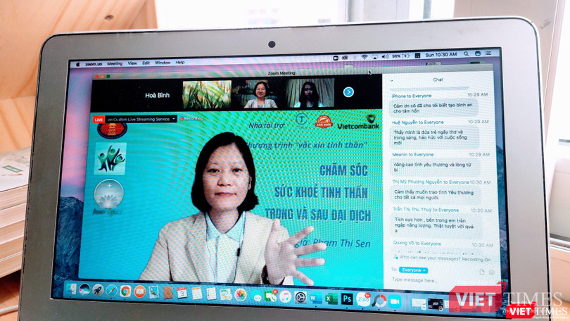 Bà Phạm Thị Sen, Giám đốc Trung tâm Innerspace phân tích, hướng dẫn cách chăm sóc sức khoẻ tinh thần sau đại dịch. Ảnh: Hoà Bình