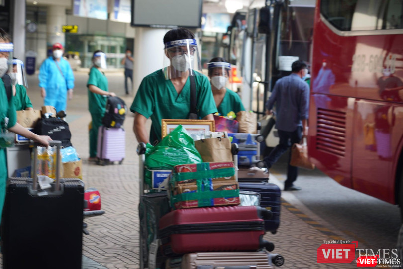 Đoàn công tác số 1 BV Bạch Mai (gần 200 y bác sĩ, điều dưỡng và 200 các em sinh viên, thầy cô trường Cao đẳng y tế Bạch Mai) tham gia chống dịch COVID-19 tại TP.HCM đã an toàn trở về Hà Nội Đoàn công tác số 1 BV Bạch Mai (gần 200 y bác sĩ, điều dưỡng và 200 các em sinh viên, thầy cô trường Cao đẳng y tế Bạch Mai) tham gia chống dịch COVID-19 tại TP.HCM đã an toàn trở về Hà Nội