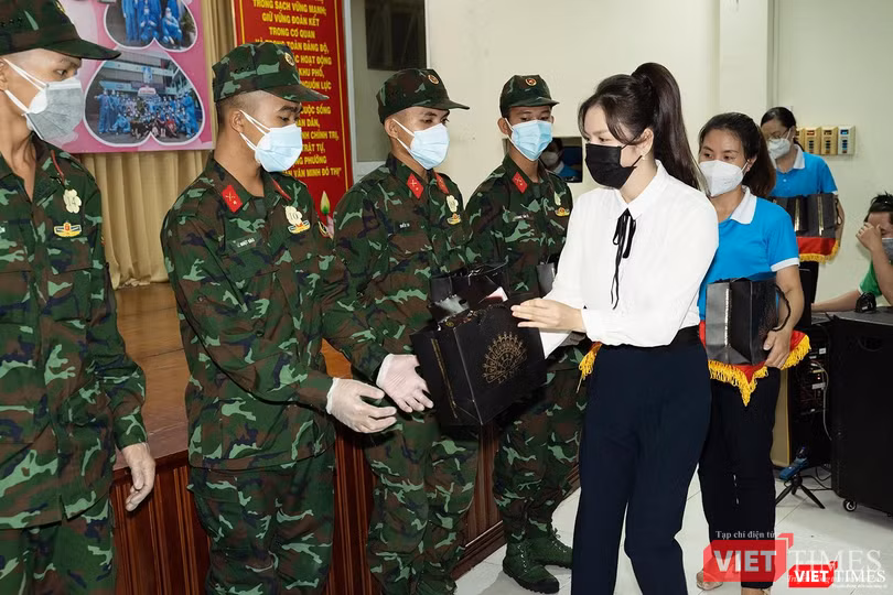 Tặng quà tới lực lượng tuyến đầu chống dịch Tặng quà tới lực lượng tuyến đầu chống dịch