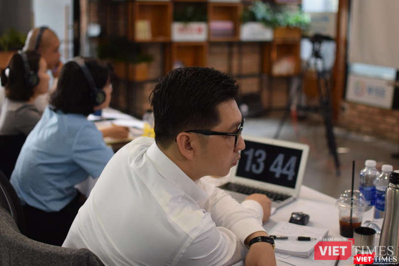 Ban Giám khảo làm việc trong vòng "Tranh đấu" tại cuộc thi