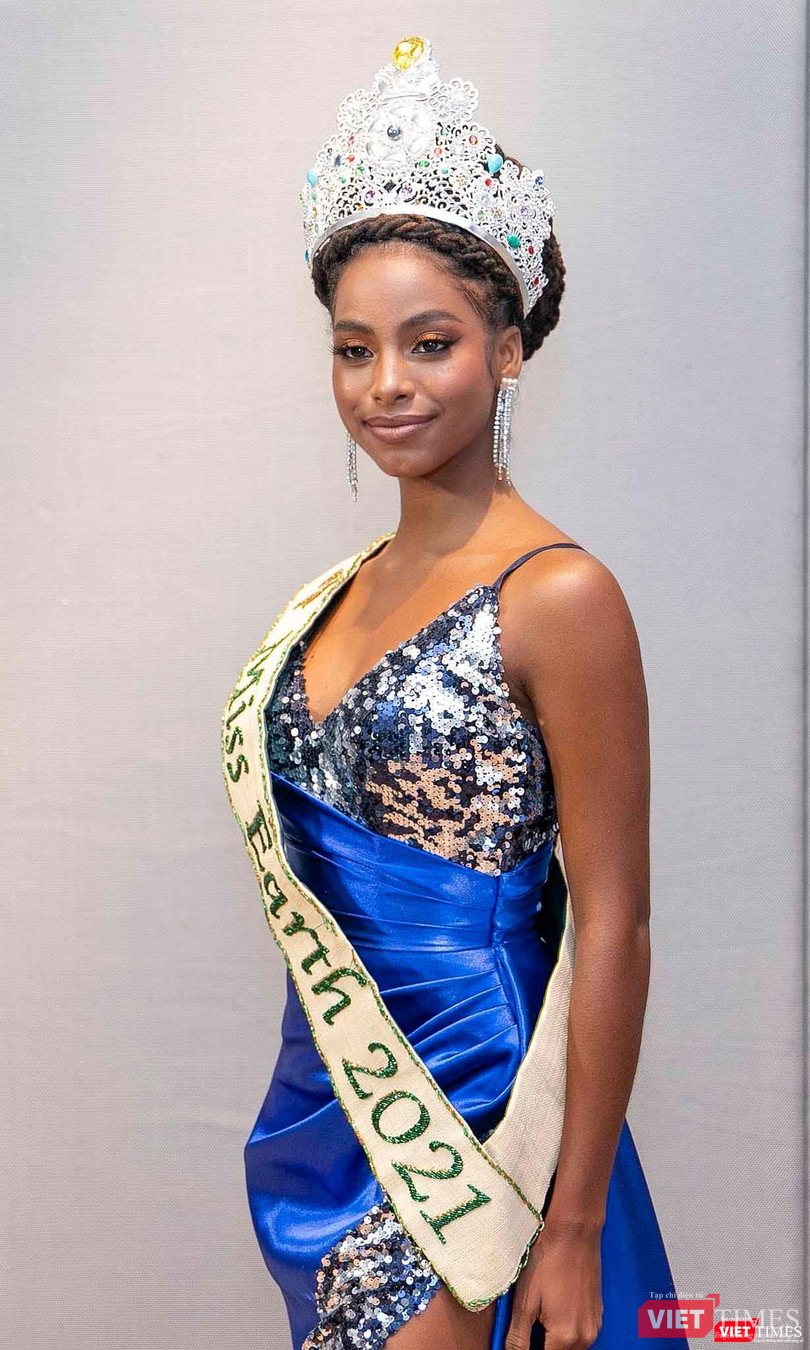 Hoa hậu dành gần như toàn bộ thời gian để lan toả năng lượng tích cực, kêu gọi bảo vệ tài nguyên thiên nhiên, môi trường, chống lại nạn bạo hành, ngược đãi trẻ em