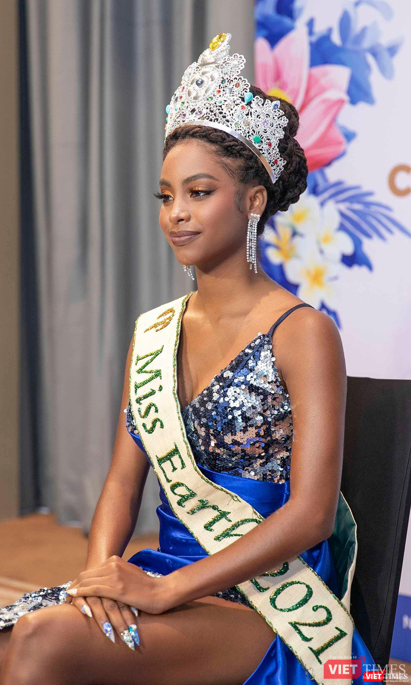 Hoa hậu cho biết rất vinh dự được mời làm giám khảo cuộc thi lần này tại VN