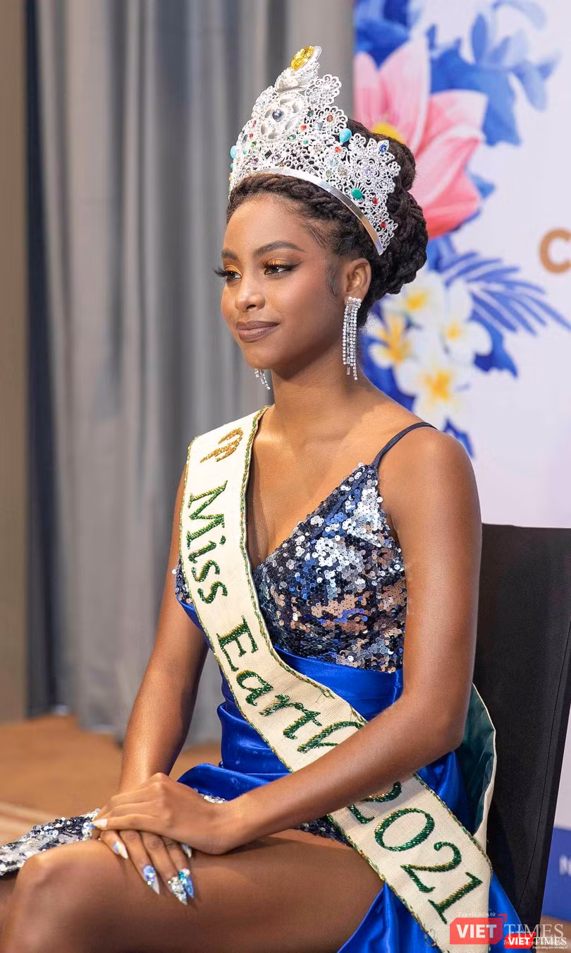 Hoa hậu cho biết rất vinh dự được mời làm giám khảo cuộc thi lần này tại VN