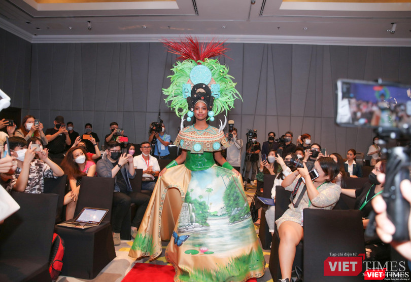 Destiny Evelyn Wagner bất ngờ xuất hiện khiến công chúng ngạc nhiên