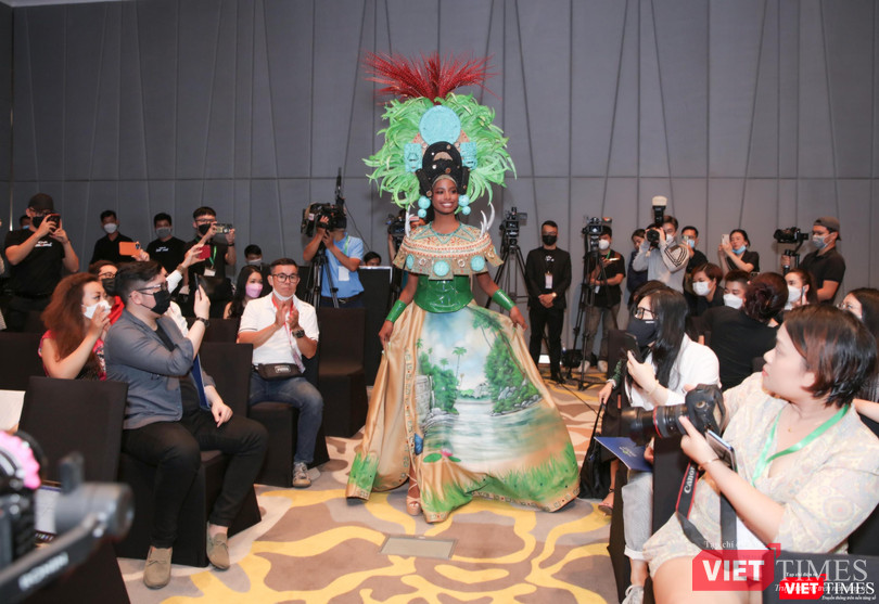 Destiny Evelyn Wagner mong muốn được chia sẻ câu chuyện tỏa sáng của mình đồng thời mong muốn tìm kiếm cô gái có thể giới thiệu vẻ đẹp đa dạng của văn hóa Việt Nam ra thế giới