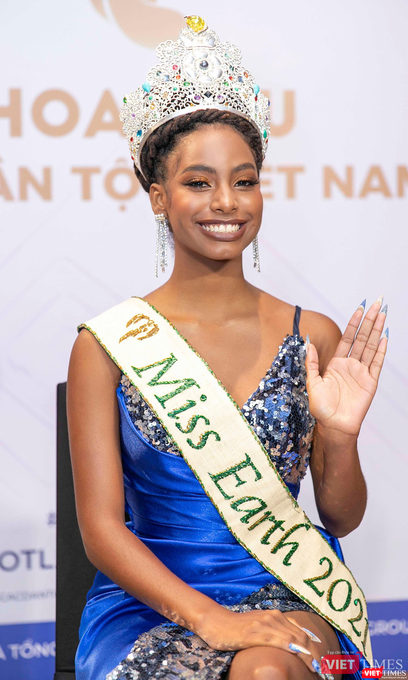 Destiny Evelyn Wagner là một trong hai người phụ nữ da đen đăng quang tại Miss Earth